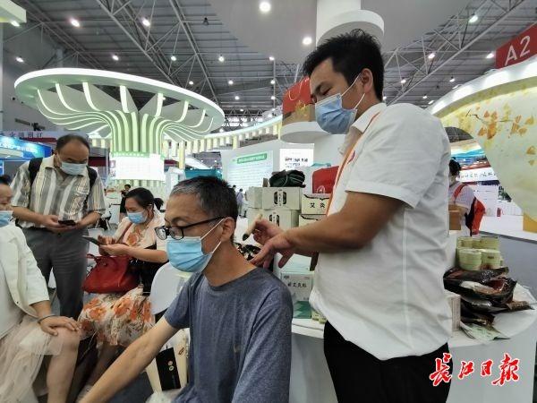艾條、艾灸貼、養(yǎng)生香……蘄艾產(chǎn)品健博會上受追捧