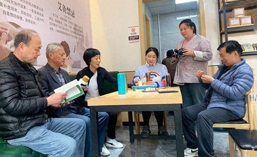 駐馬店市公共關系協會調研組到端草堂中醫艾灸理療館調研