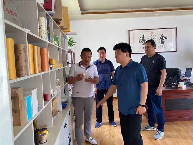 新野縣人大調研上港鄉艾制品企業
