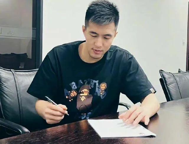 郭艾倫續約，名博劉寶杰連發五條微博：簽約D類兩年太傻