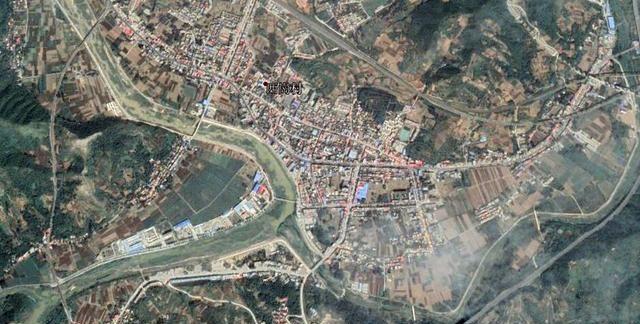 河南南陽西峽縣“最大的”鎮,兩條高速公路交匯,還有一個火車站
